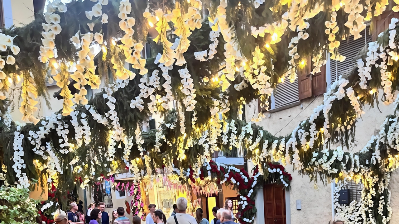 Migliaia di fiori hanno impreziosito le strade di Carzano e Novale di Monte Isola per la Festa di Santa Croce
