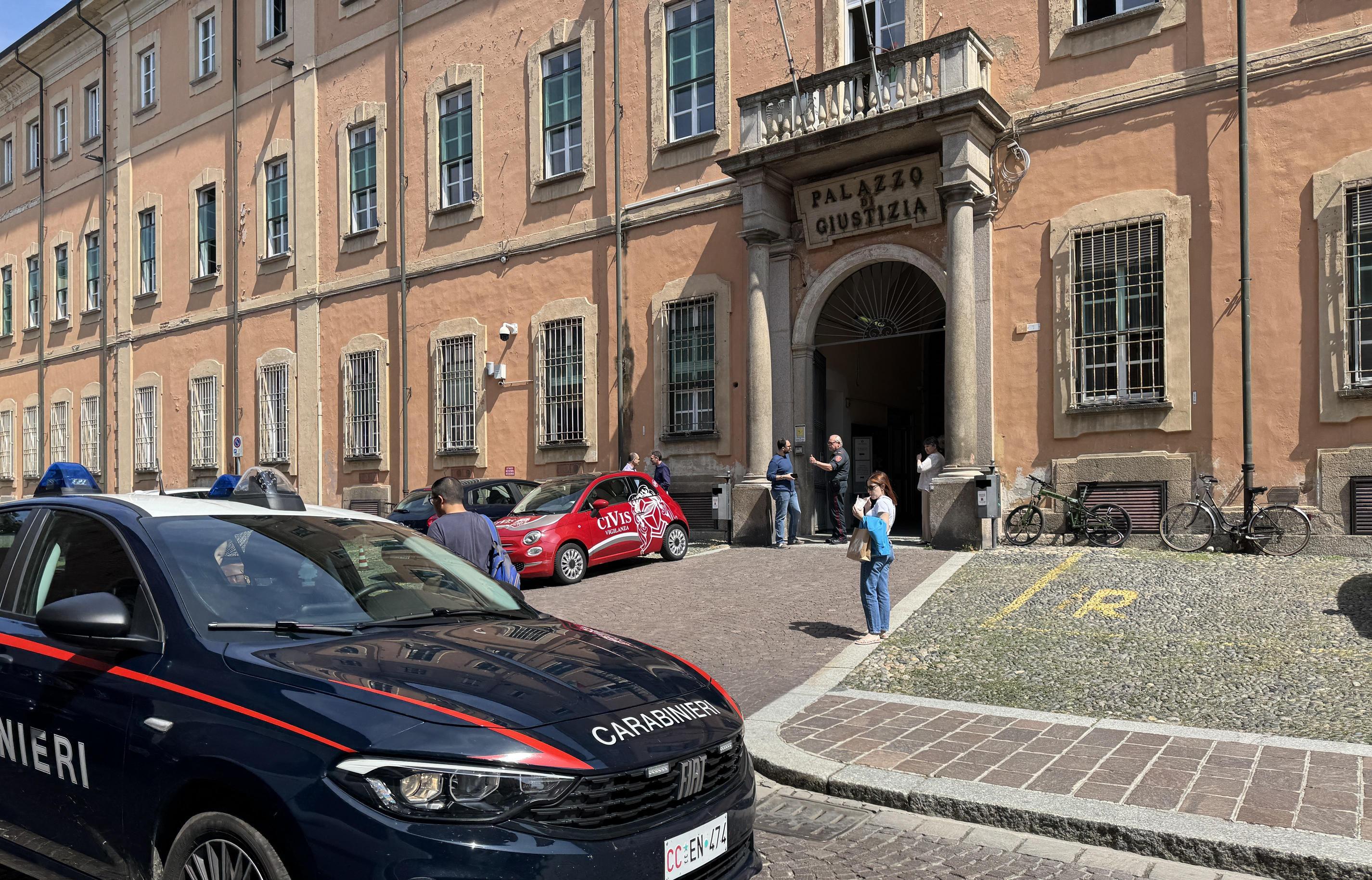 spinse a terra un pensionato per rubargli la catenina d oro quattro anni e 4 mesi di carcere