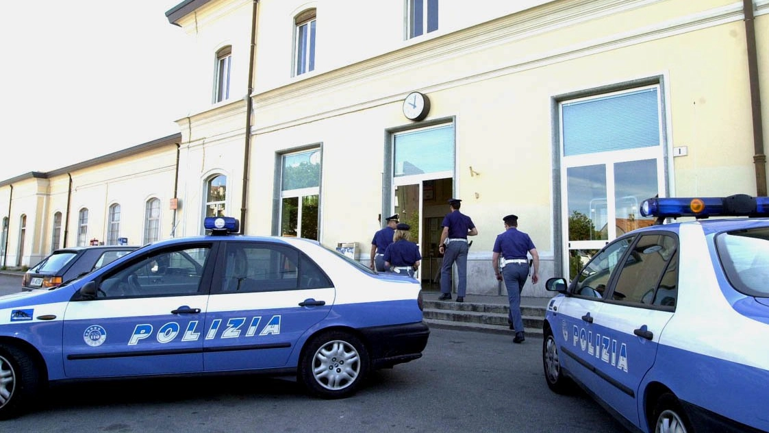 Polizia alla stazione ferroviaria di Varese