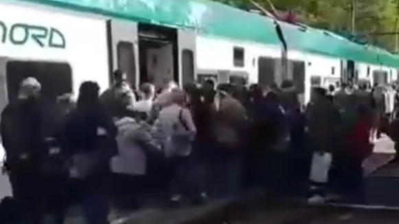 La stazione di Varenna presa d'assalto