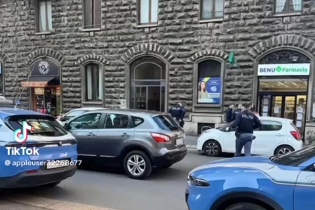 Le volanti fuori dall'abitazione di Davide Lacerenza in zona stazione Centrale (foto TikTok)