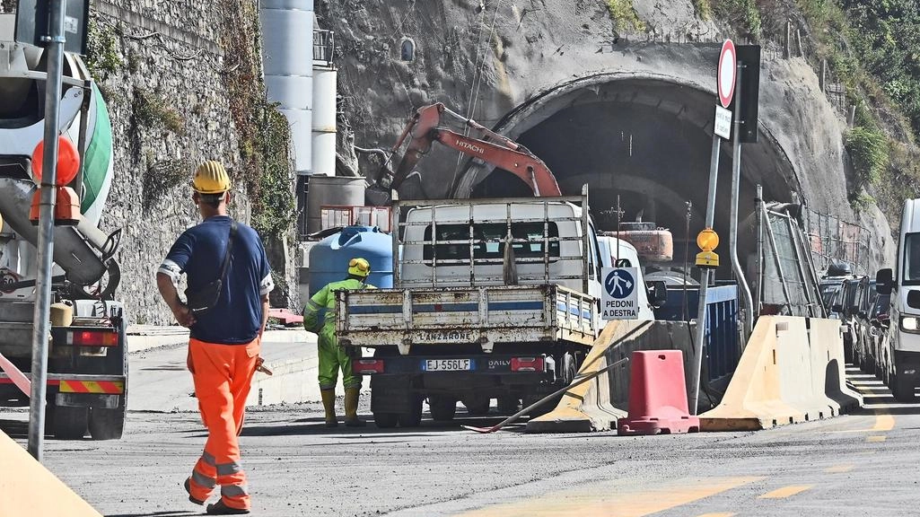 Il Ministero: "Non è ripreso solo lo scavo dal lato di Colonno, si opera anche dalla parte di Menaggio" .