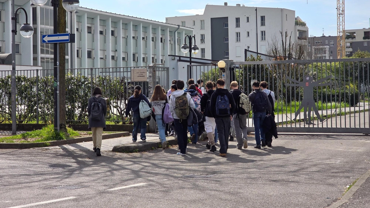 Acque ancora agitate al liceo Leonardo di Brescia per le presunte molestie di un docente ai danni di una studentessa....