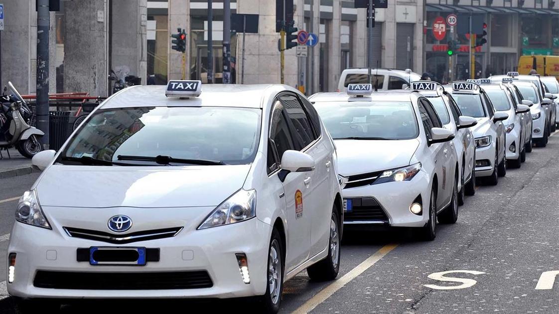 Milano, licenza notturna di taxi acquistata a 67.500 euro e rivenduta on line a 145mila: “Posso farlo” Milano, licenza notturna di taxi acquistata a 67.500 euro e rivenduta on line a 145mila: “Posso farlo”