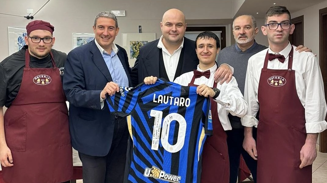 Corbetta, il sindaco Ballarini mostra la maglia del giocatore dell'Inter Lautaro Martinez per i ragazzi del Din Don Dan