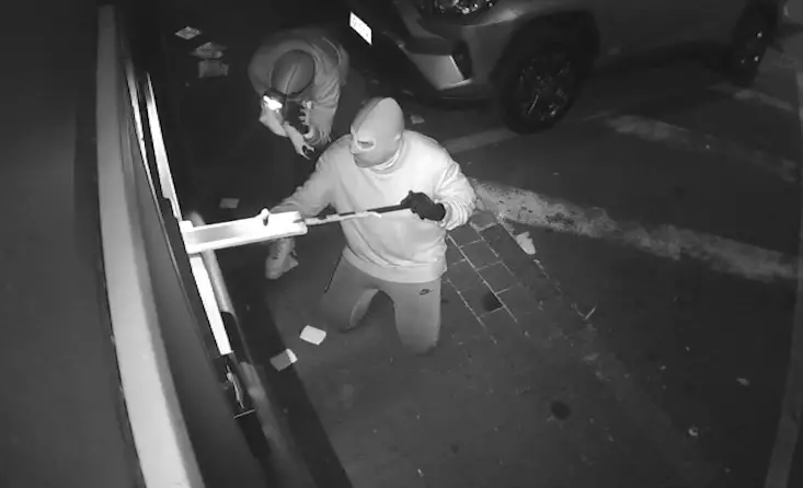 Gli ordigni fai da te, i bancomat nel mirino: nel video l’esplosione e il colpo (da 16mila euro) a segno in pochi minuti a Magenta
