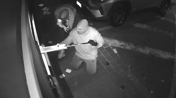 Gli ordigni fai da te, i bancomat nel mirino: nel video l’esplosione e il colpo (da 16mila euro) a segno in pochi minuti a Magenta