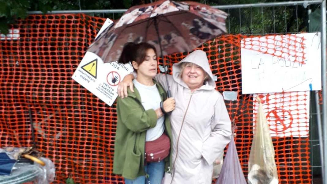 Gli ambientalisti non si sono mossi da via Curtatone La protesta per salvare il bosco è andata avanti sotto una pioggia battente Gli ambientalisti non si sono mossi da via Curtatone La protesta per salvare il bosco è andata avanti sotto una pioggia battente