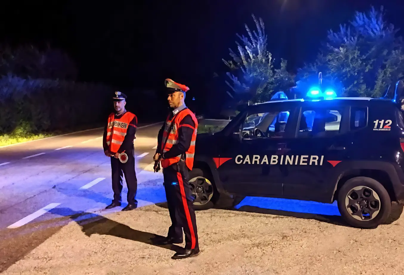 Furibonda lite in cortile, 67enne sferra 6 coltellate al figlio della compagna: arrestato per tentato omicidio