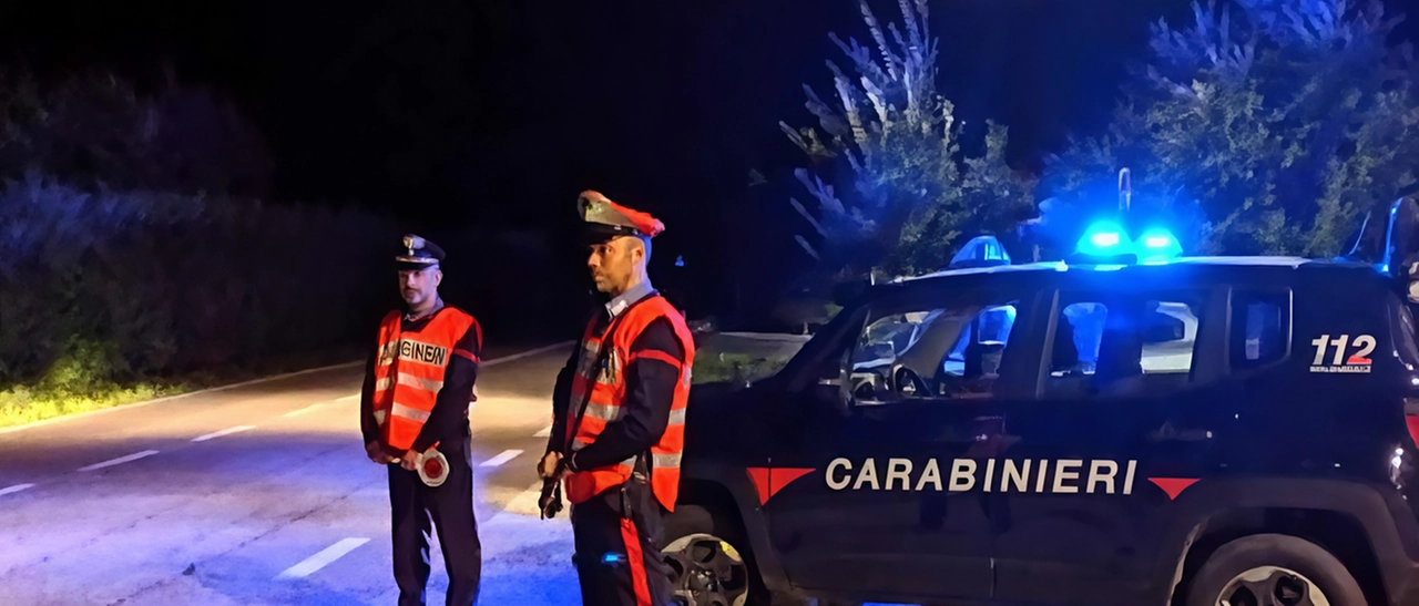Furibonda lite in cortile, 67enne sferra 6 coltellate al figlio della compagna: arrestato per tentato omicidio