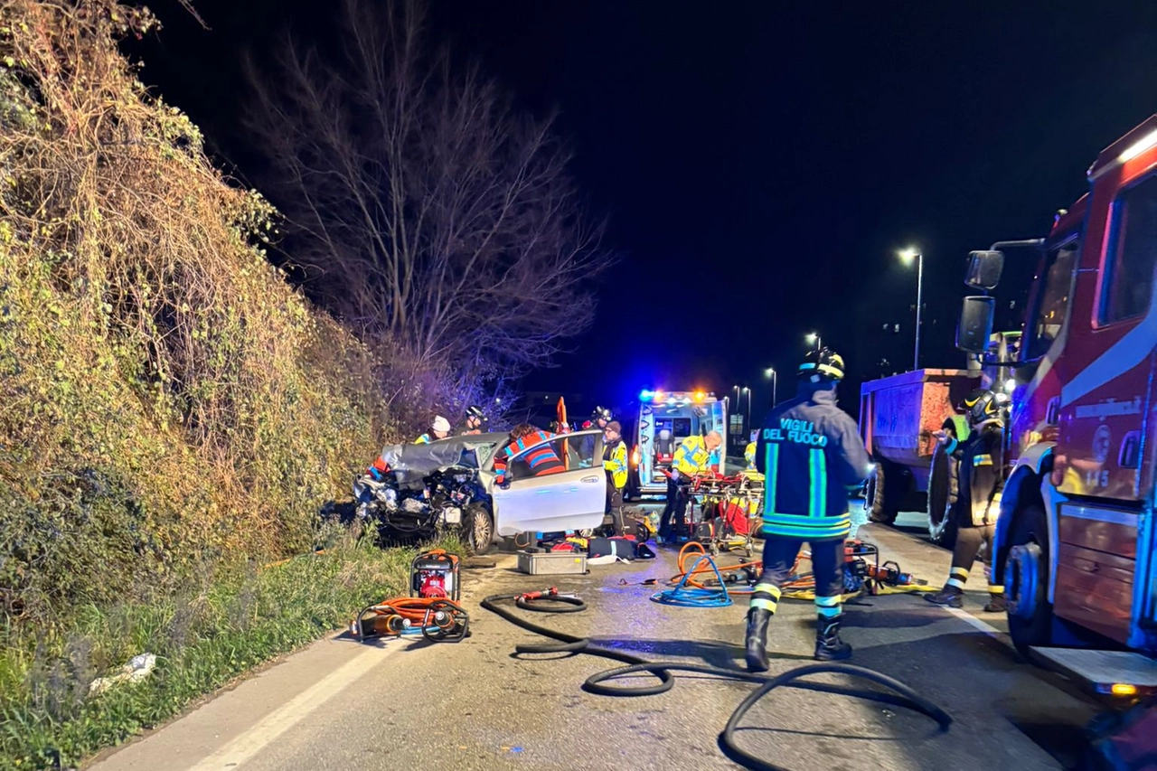 Vigili del fuoco e soccorsi sul luogo dello schianto
