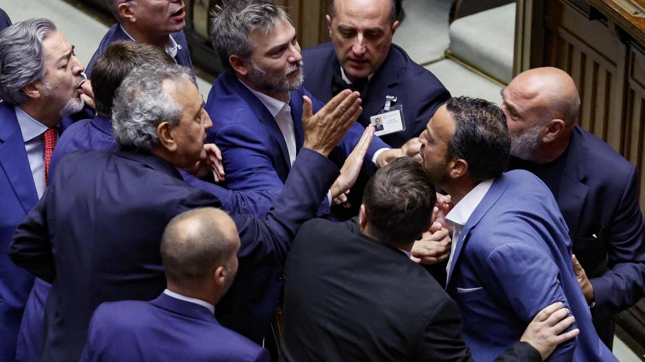 Alta tensione fra i deputati in Aula, vicini alle mani