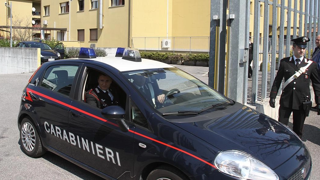 Rubavano auto di lusso, le nascondevano in un garage a Varese, le modificavano e le rivendevano all’estero. Una filiera ben... Rubavano auto di lusso, le nascondevano in un garage a Varese, le modificavano e le rivendevano all’estero. Una filiera ben...