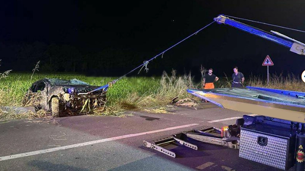 La Opel Corsa recuperata dopo l’incidente, vani i soccorsi: il giovane era già morto La Opel Corsa recuperata dopo l’incidente, vani i soccorsi: il giovane era già morto