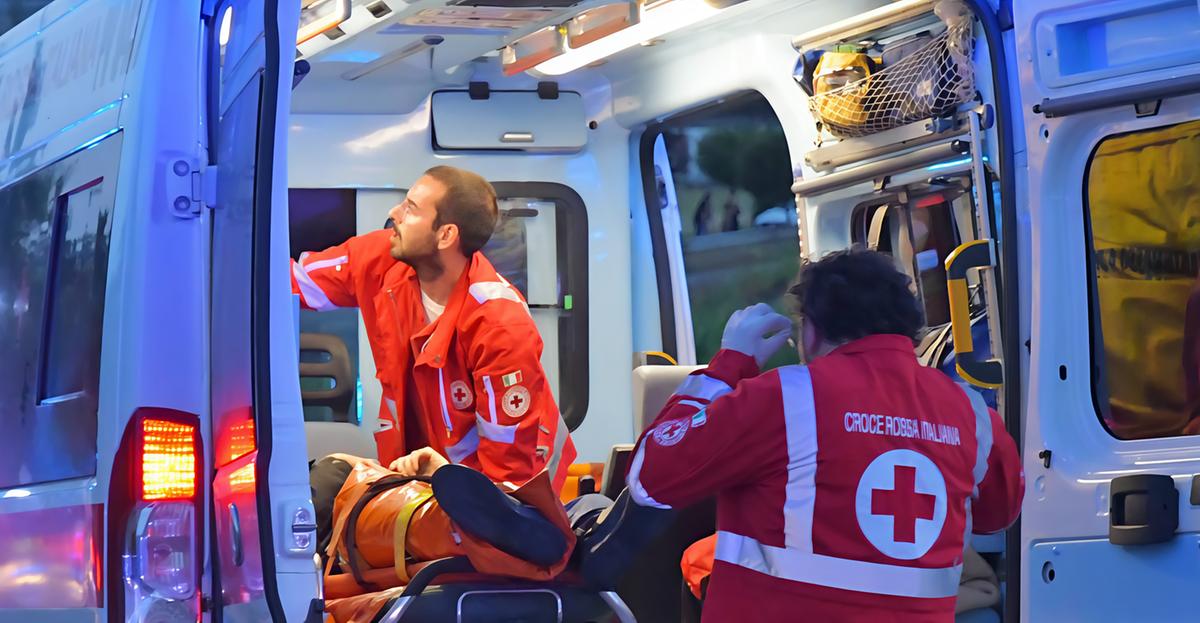 Rivolta d’Adda, furgone contromano nella zona industriale: centra un motociclista e lo scaraventa a terra