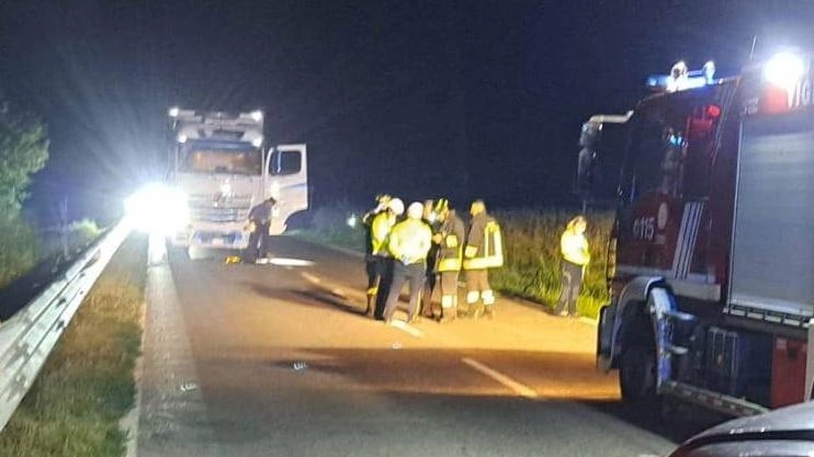 L’operaio straniero è stato scaraventato tra le pannocchie La macchina è finita in un terreno agricolo