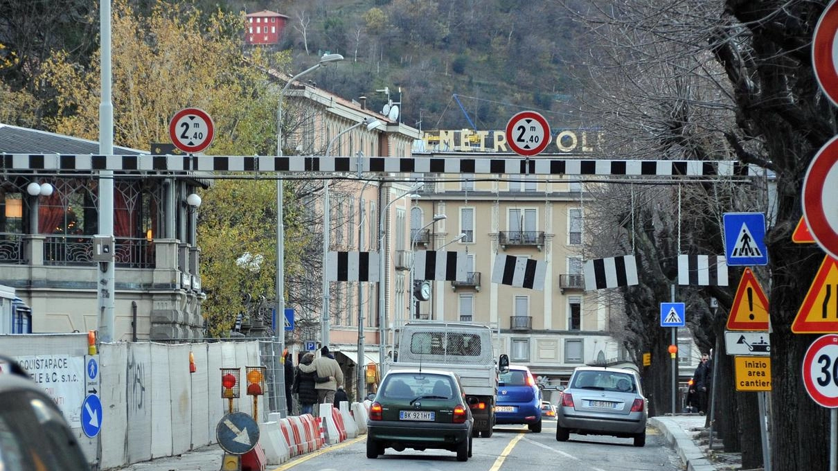 La strada che costeggia il lungolago sarà ridotta a una sola corsia per consentire i lavori di posa delle barriere anti esondazione La strada che costeggia il lungolago sarà ridotta a una sola corsia per consentire i lavori di posa delle barriere anti esondazione