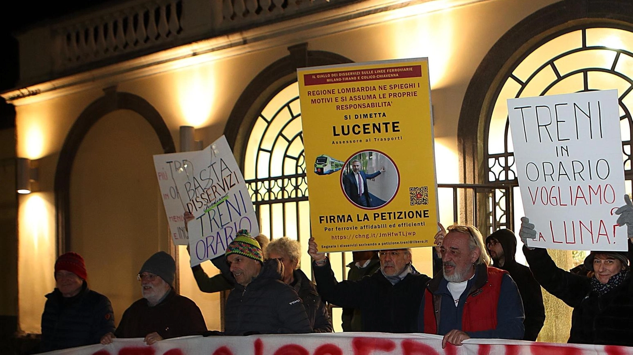 Numerosi i cartelli per ottenere treni in orario sulla tratta Tirano-Milano L’invito ad esserci è stato accolto da rappresentanti di Cgil e Usb Numerosi i cartelli per ottenere treni in orario sulla tratta Tirano-Milano L’invito ad esserci è stato accolto da rappresentanti di Cgil e Usb