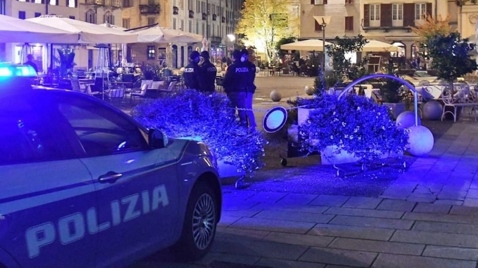 Polizia in piazza Volta a Como: due aggressioni, fra quelle che hanno portato ai provvedimenti di allontanamento, sono avvenuti in questo spazio Polizia in piazza Volta a Como: due aggressioni, fra quelle che hanno portato ai provvedimenti di allontanamento, sono avvenuti in questo spazio