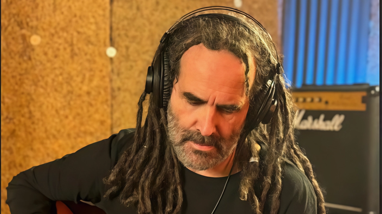 Il musicista e traduttore presenta stasera a Germi il suo ultimo disco “Senso“ Il musicista e traduttore presenta stasera a Germi il suo ultimo disco “Senso“