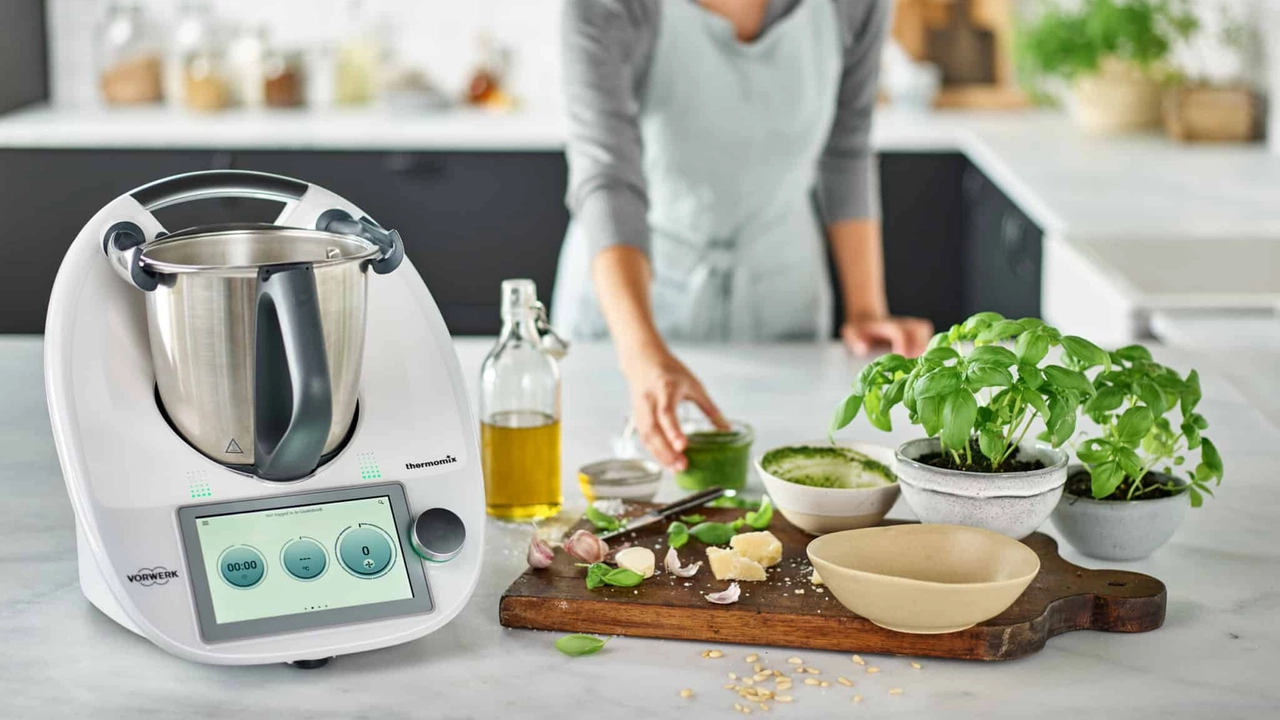 La donna vendeva prodotti per cucina La donna vendeva prodotti per cucina