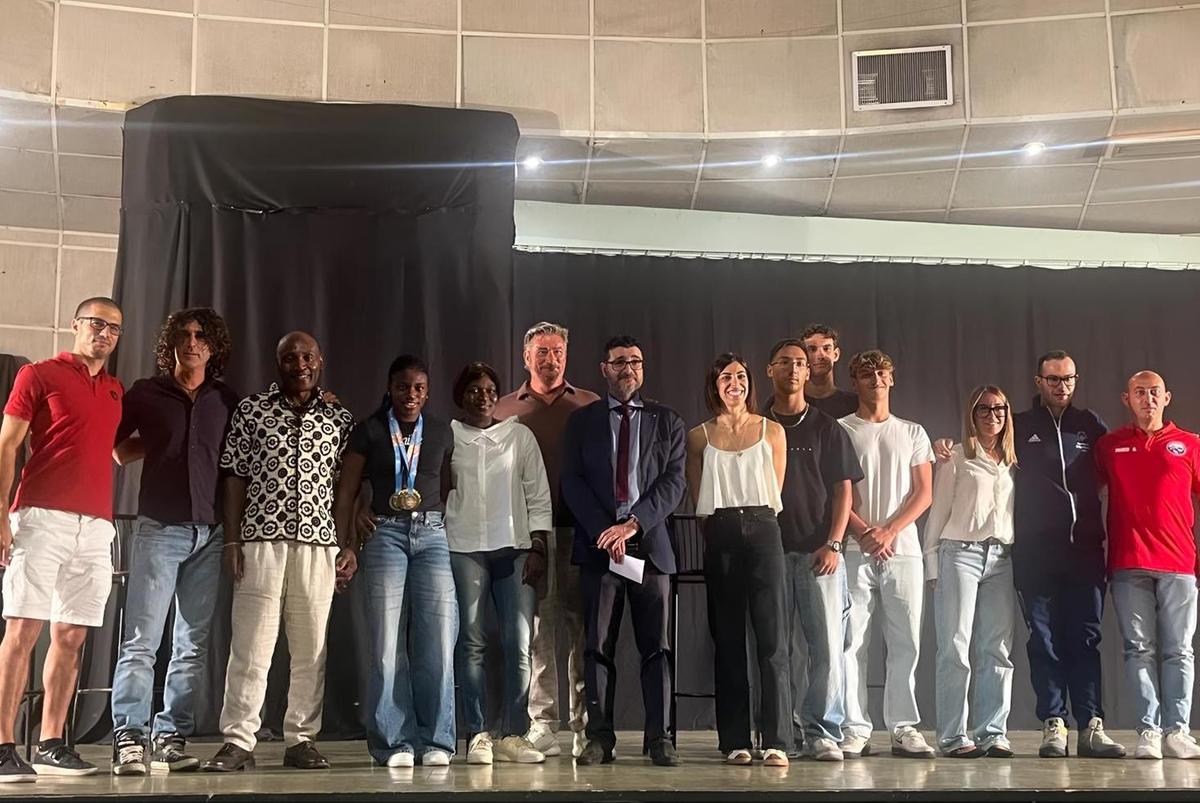 "Siamo orgogliosi di te". Festa, applausi e selfie con la fuoriclasse Doualla "Siamo orgogliosi di te". Festa, applausi e selfie con la fuoriclasse Doualla