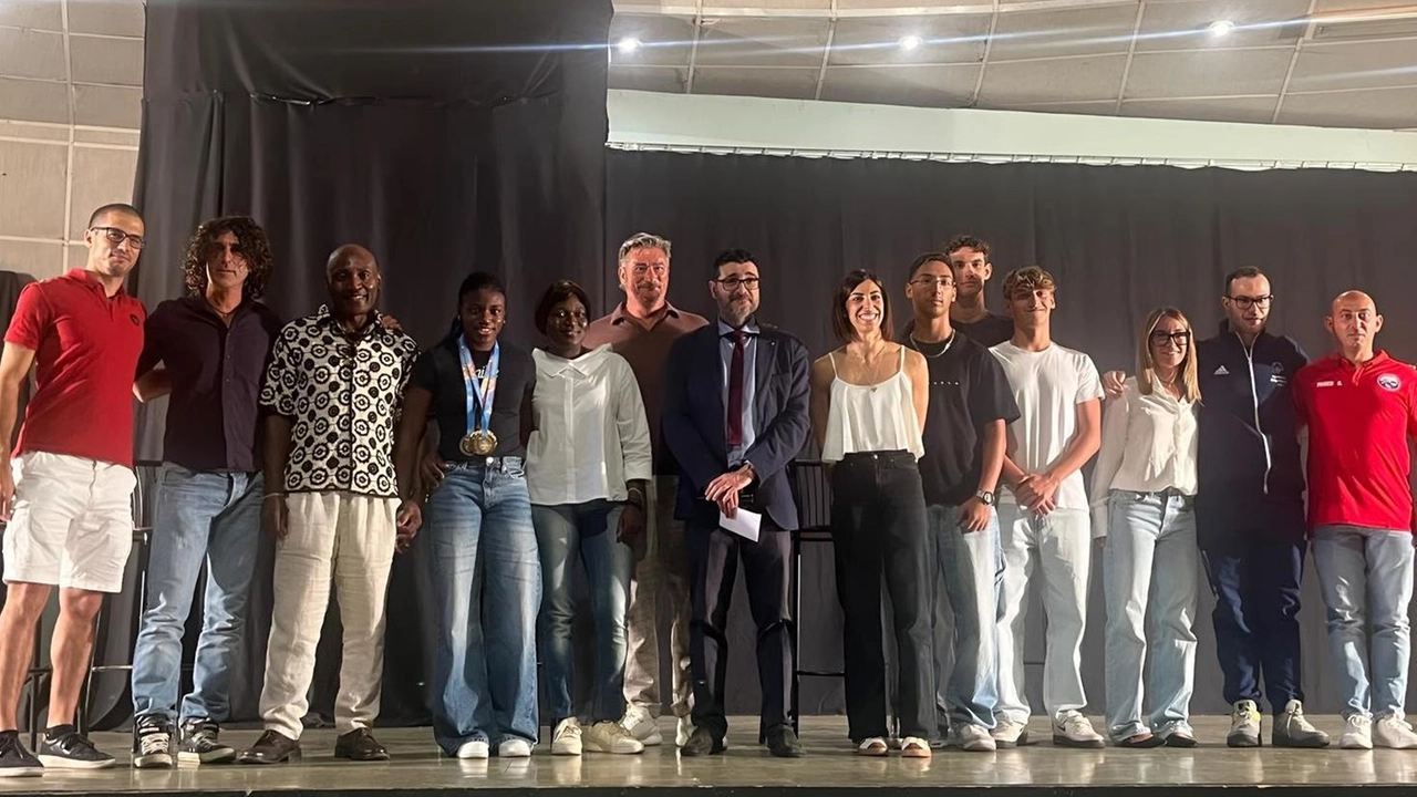 Kelly Doualla, quarta da sinistra, insieme agli altri protagonisti della serata Kelly Doualla, quarta da sinistra, insieme agli altri protagonisti della serata