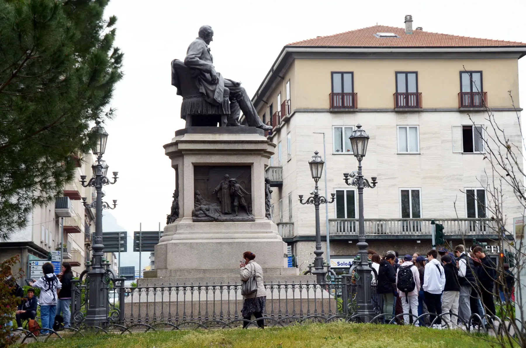 Lecco, due incappucciati in piazza Manzoni aggrediscono un giovane: costretto a consegnare la cintura per non essere riempito di botte