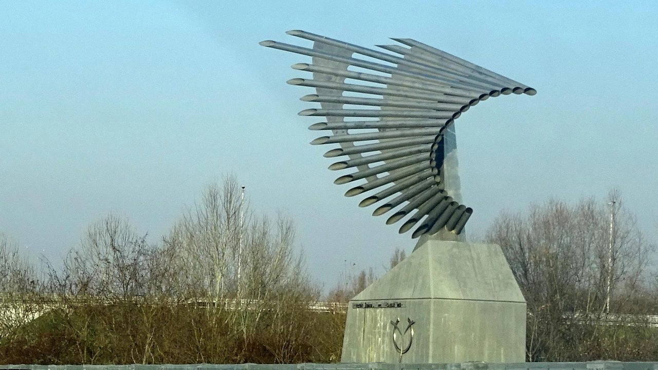 Halley, la scultura di Carlo Mo all'aeroporto di Linate Halley, la scultura di Carlo Mo all'aeroporto di Linate