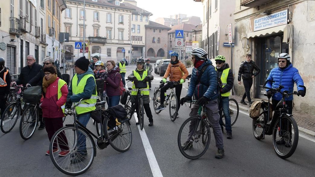 Flash mob e pedalata da Melegnano a Casalmaiocco per ricordare le vittime della strada Flash mob e pedalata da Melegnano a Casalmaiocco per ricordare le vittime della strada