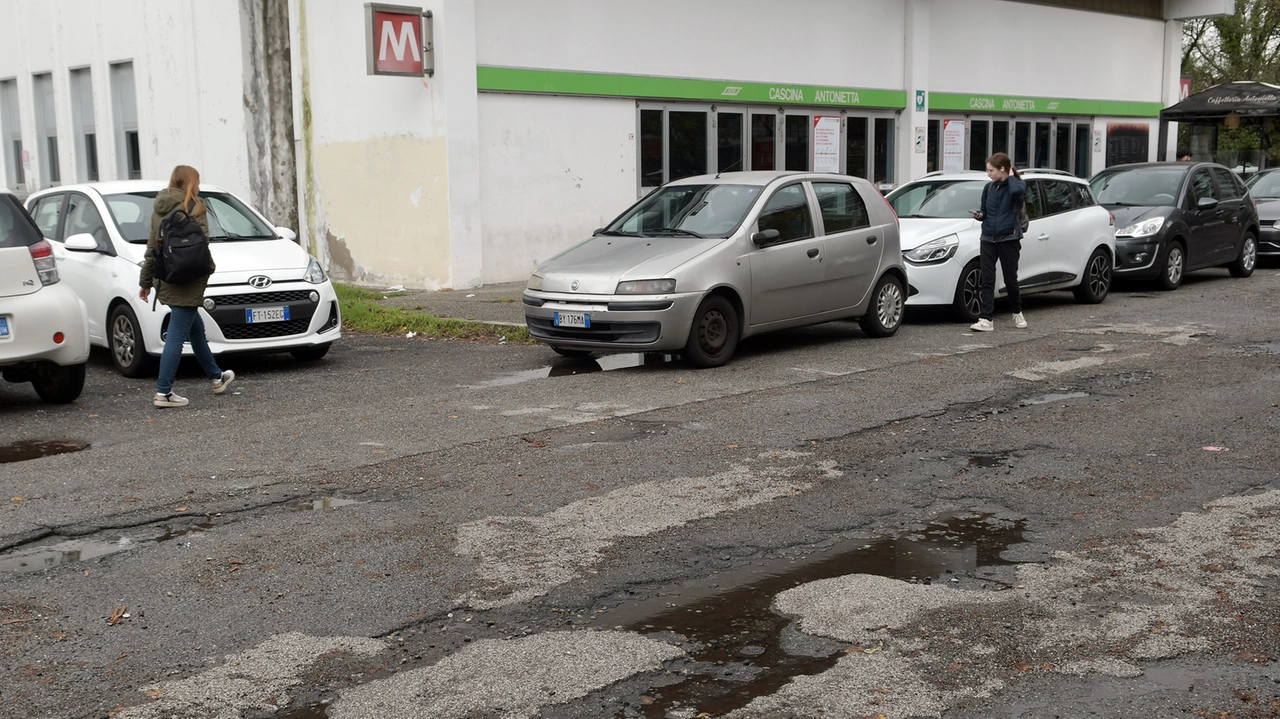Le due stazioni metropolitane di Villa Pompea e Cascina Antonietta rimasero fuori dal restyling finanziato con il bando periferie: entrambe versano in condizioni critiche Le due stazioni metropolitane di Villa Pompea e Cascina Antonietta rimasero fuori dal restyling finanziato con il bando periferie: entrambe versano in condizioni critiche