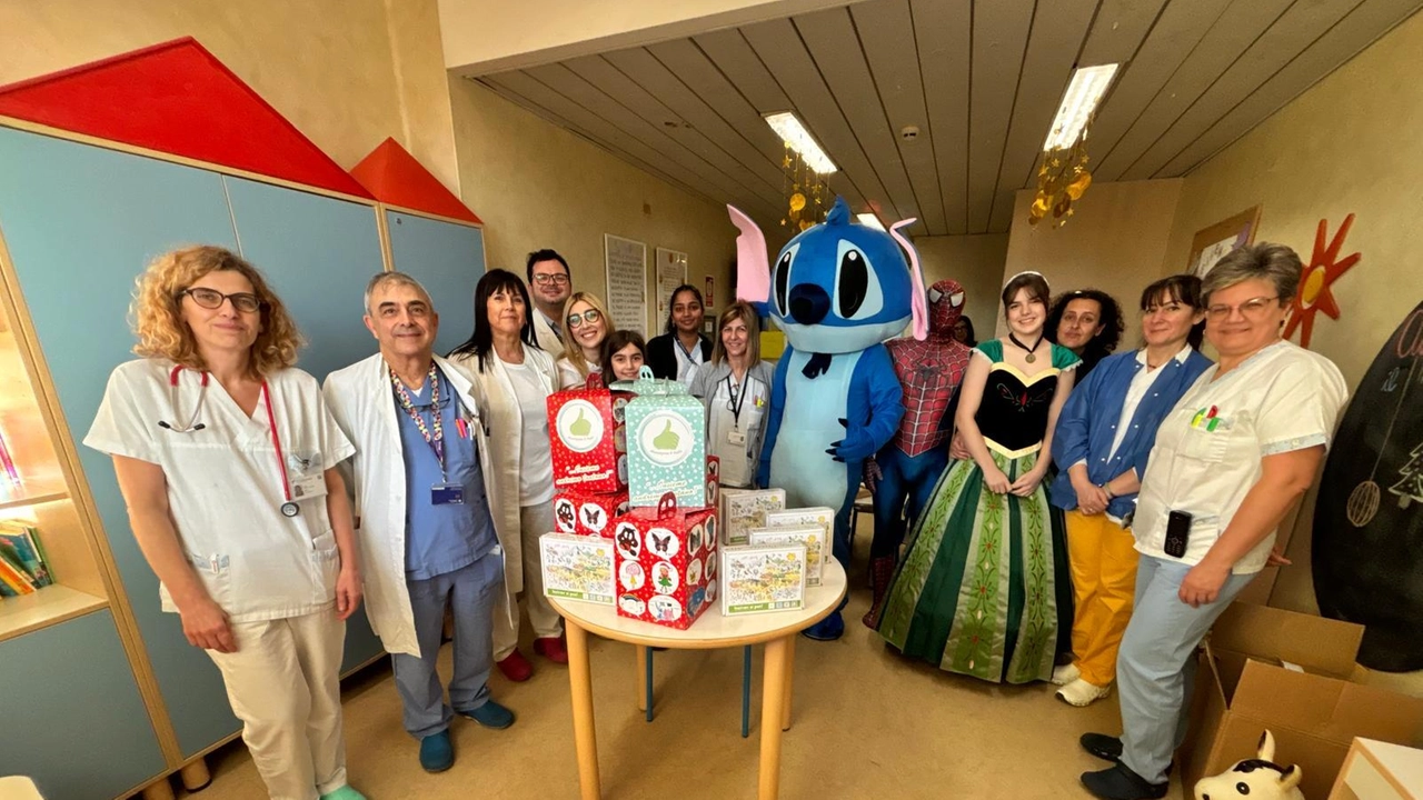 Doni in corsia, per portare un sorriso ai piccoli pazienti. Li ha portati l’Associazione 6 luglio che, con il progetto... Doni in corsia, per portare un sorriso ai piccoli pazienti. Li ha portati l’Associazione 6 luglio che, con il progetto...