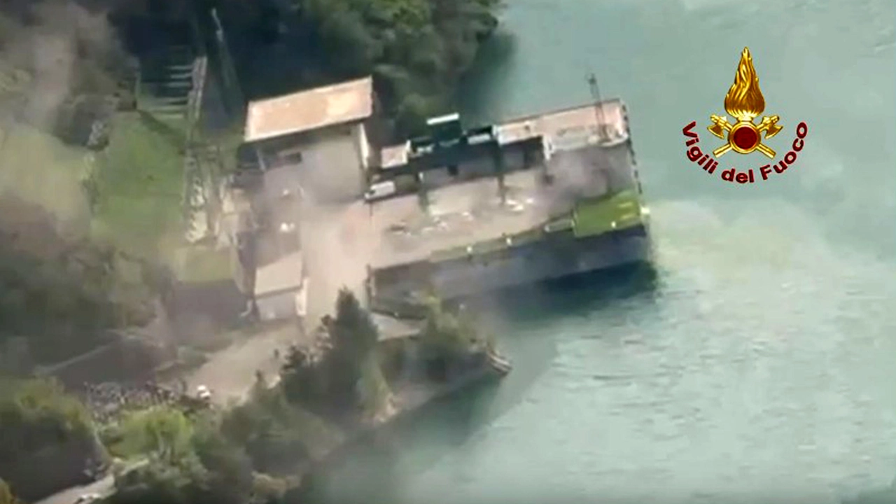 Alte volute di fumo si alzano dalla centrale sul lago di Suviana: è il 9 aprile 2024, poco dopo lo scoppio della turbina. Ancora non si conosce l'enormità della tragedia