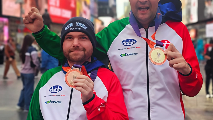 Jacopo Munegato e Francesco Salerno per le strade di New York con le medaglie «Una gara difficile con tanti tratti in salita, ma la forza del pubblico ci ha spinto» Jacopo Munegato e Francesco Salerno per le strade di New York con le medaglie «Una gara difficile con tanti tratti in salita, ma la forza del pubblico ci ha spinto»