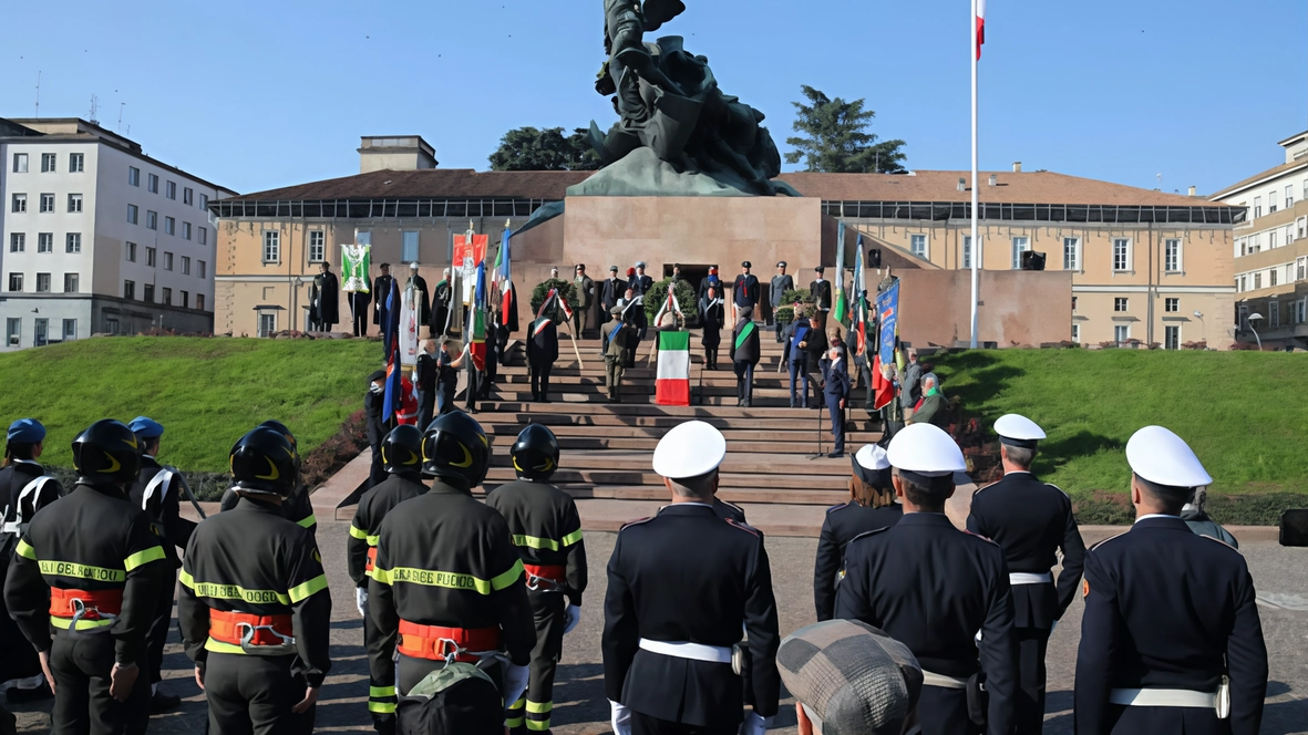 La cerimonia per il IV Novembre al Monumento ai caduti in piazza Trento e Trieste La cerimonia per il IV Novembre al Monumento ai caduti in piazza Trento e Trieste