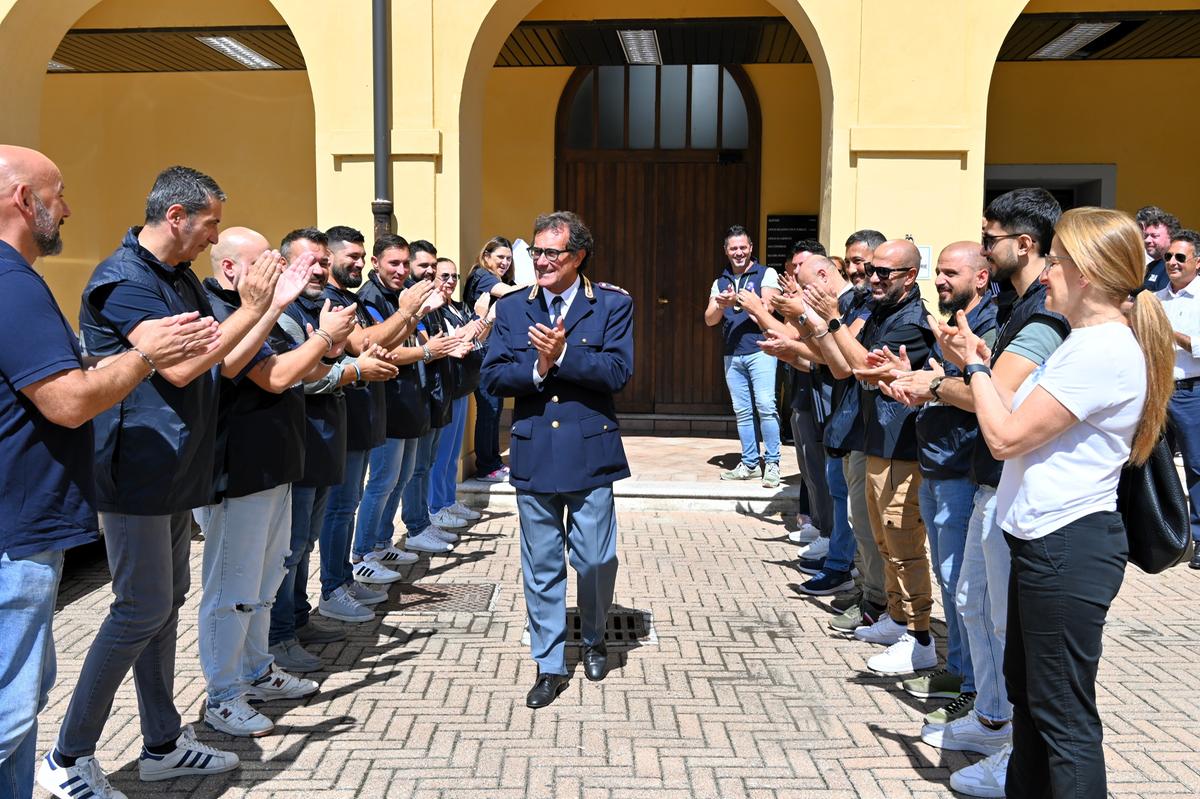 Il vicequestore di Lodi Alessandro Battista va in pensione. L’uscita dalla Questura è da applausi Il vicequestore di Lodi Alessandro Battista va in pensione. L’uscita dalla Questura è da applausi