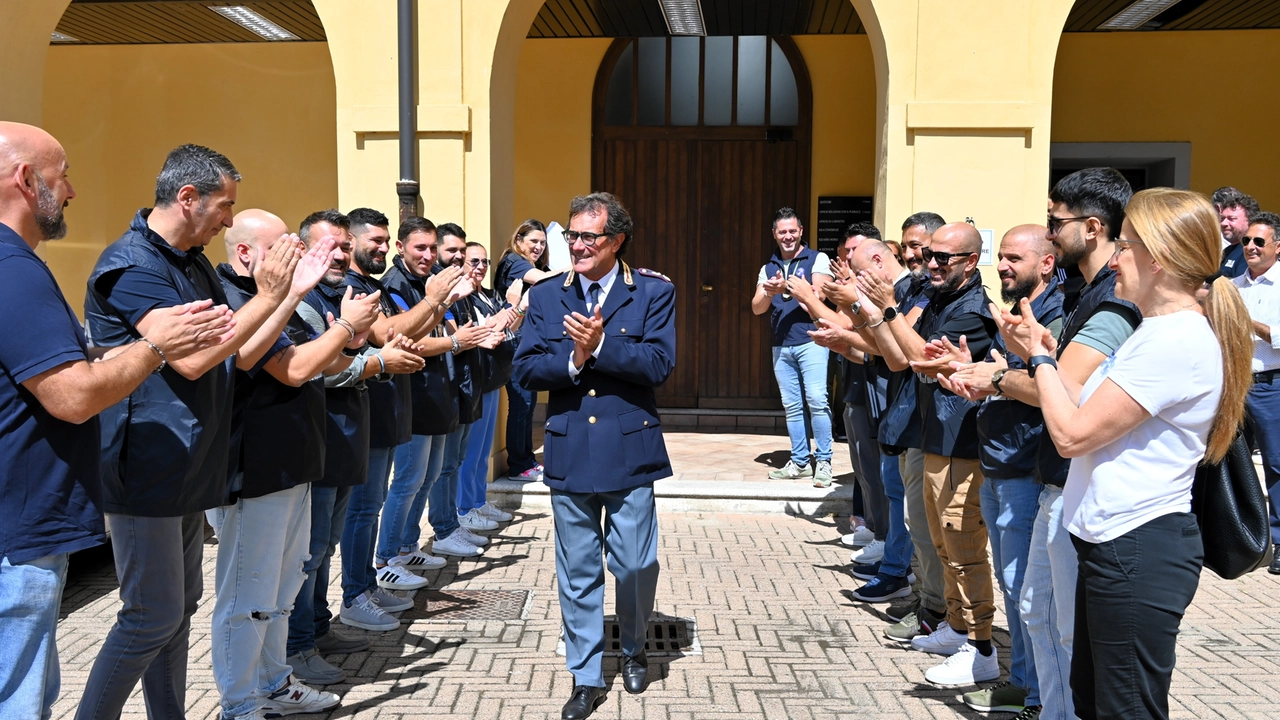 Il vicequestore di Lodi Alessandro Battista va in pensione. L’uscita dalla Questura è da applausi