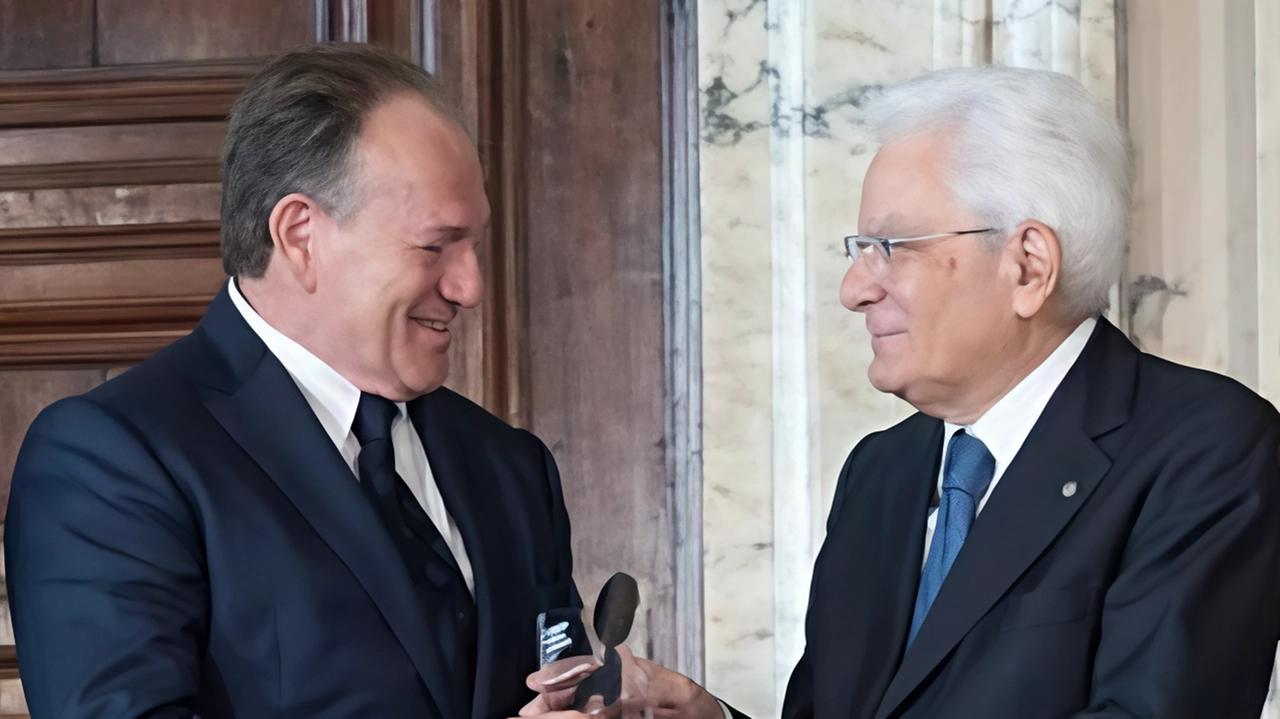 L’oncologo Mario Paolo Colombo premiato dal Presidente Sergio Mattarella L’oncologo Mario Paolo Colombo premiato dal Presidente Sergio Mattarella