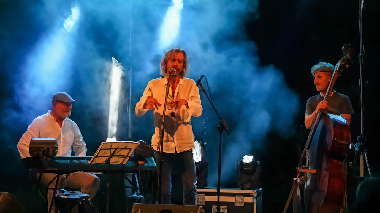 Verrà acceso questa sera alle 18 il grande abete naturale collocato in piazza Duomo. A seguire un concerto dei Sulutumana... Verrà acceso questa sera alle 18 il grande abete naturale collocato in piazza Duomo. A seguire un concerto dei Sulutumana...