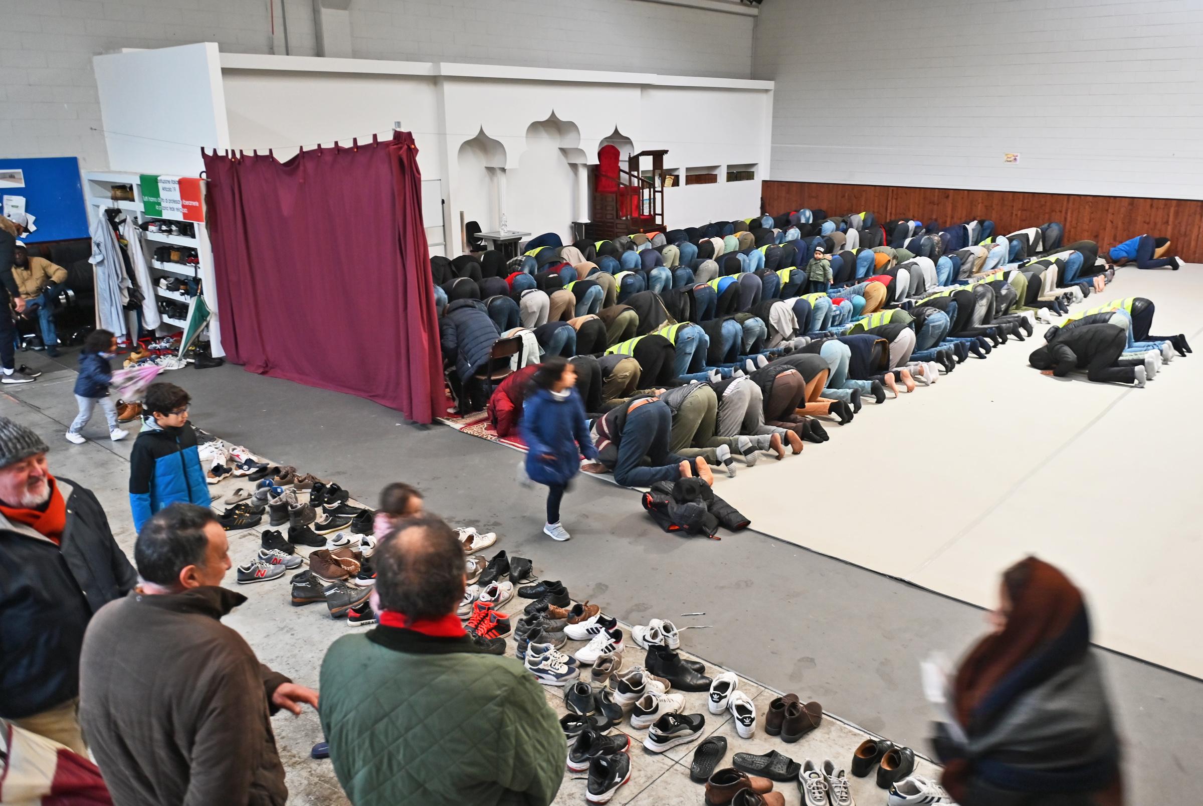 La resa di Cantù, via libera alla moschea: un sindaco leghista firma il provvedimento La resa di Cantù, via libera alla moschea: un sindaco leghista firma il provvedimento