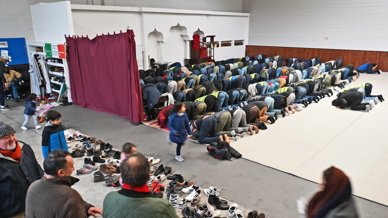 Islamici in preghiera nell'ex capannone industriale