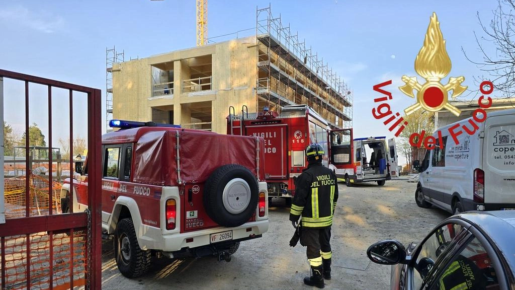 Il cantiere per la costruzione delle nuove scuole medie in via Leonardo da Vinci a Fino Mornasco in cui è avvenuto il drammatico incidente