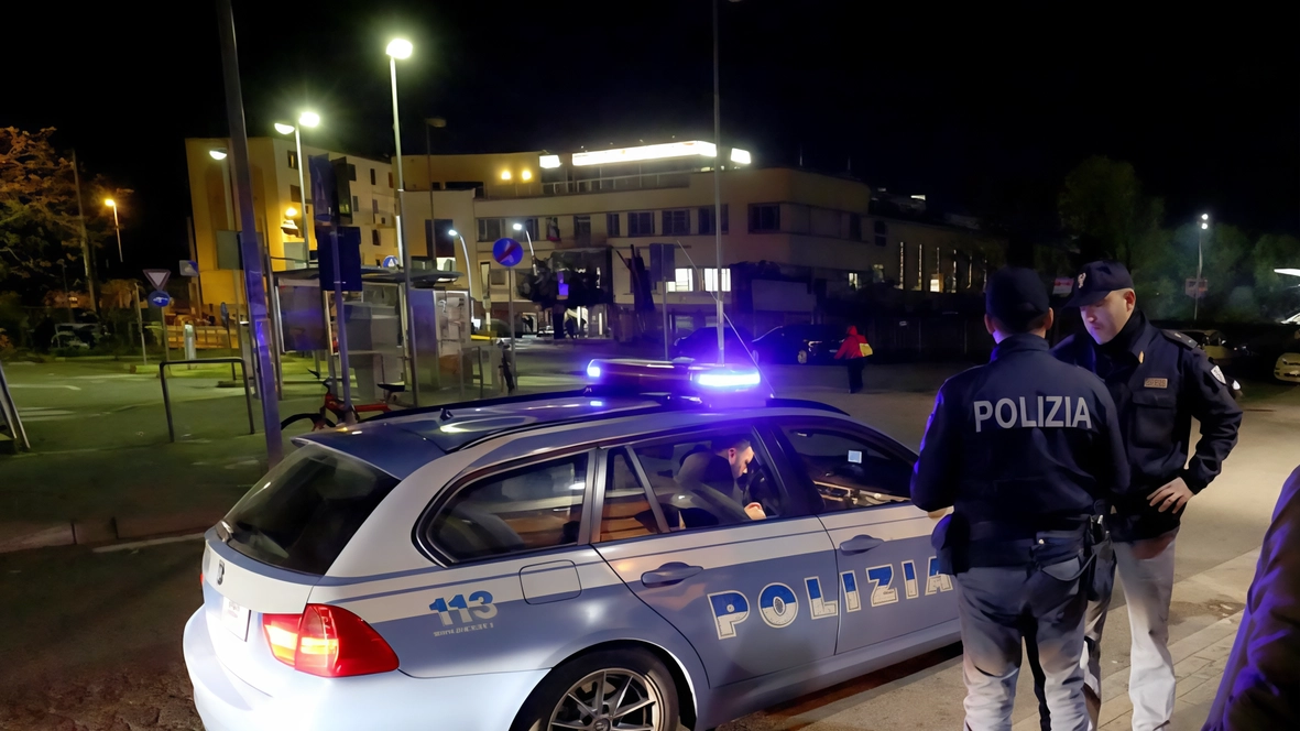 Fingono di fermarsi all’alt, ma poi accelerano e fanno esplodere uno pneumatico a una Volante. Epilogo contro un palo della luce: fermati due colombiani con capi d’abbigliamento rubati. Fingono di fermarsi all’alt, ma poi accelerano e fanno esplodere uno pneumatico a una Volante. Epilogo contro un palo della luce: fermati due colombiani con capi d’abbigliamento rubati.