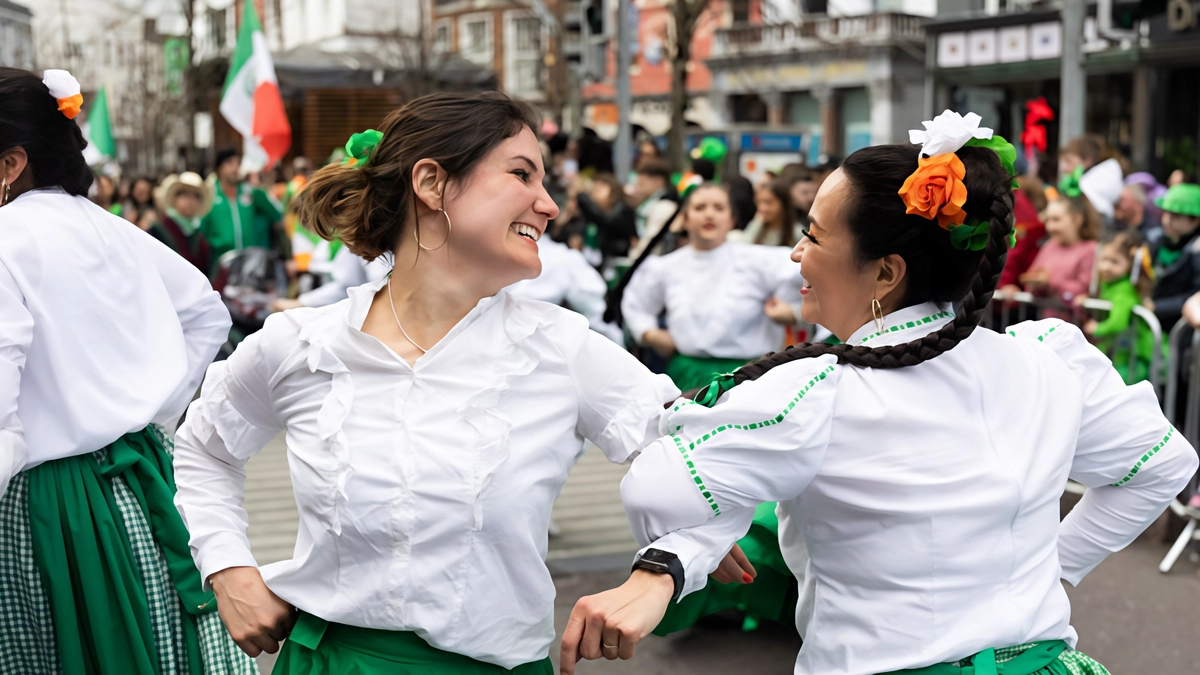 Si tinge di verde tra musica folk e Irish rock, danza irlandese, cinema e fotografia, per celebrare la cultura,... Si tinge di verde tra musica folk e Irish rock, danza irlandese, cinema e fotografia, per celebrare la cultura,...