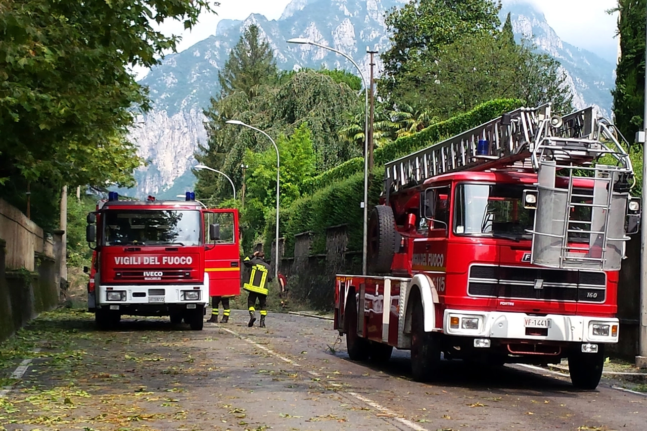 A destra, l'autoscala dei vigili del fuoco (Cardini)