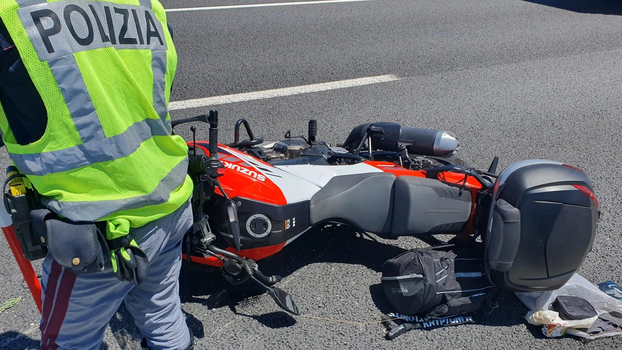 Incidente mortale sull'A14: il centauro è stato tamponato e sbalzato tra Rimini Sud e Riccione (foto Migliorini)