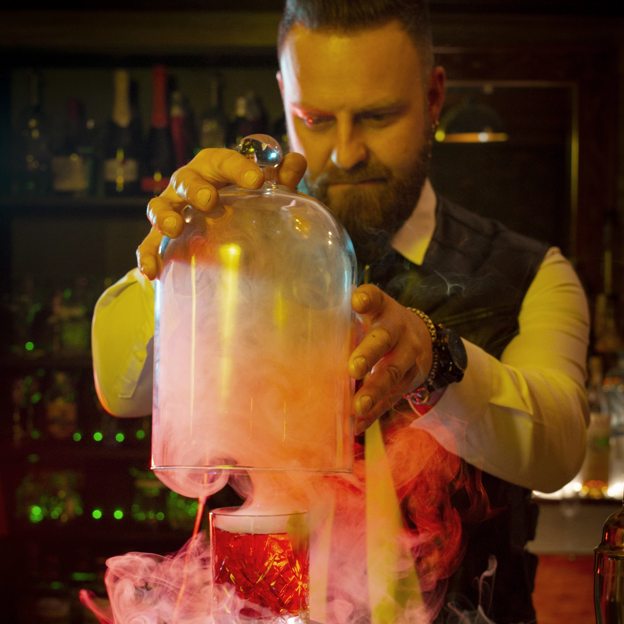 Cosmoke per creare mix unici con varie spezie ed essenze e ottenere un cocktail d'eccezione (ph. Courtesy Cosmoke)