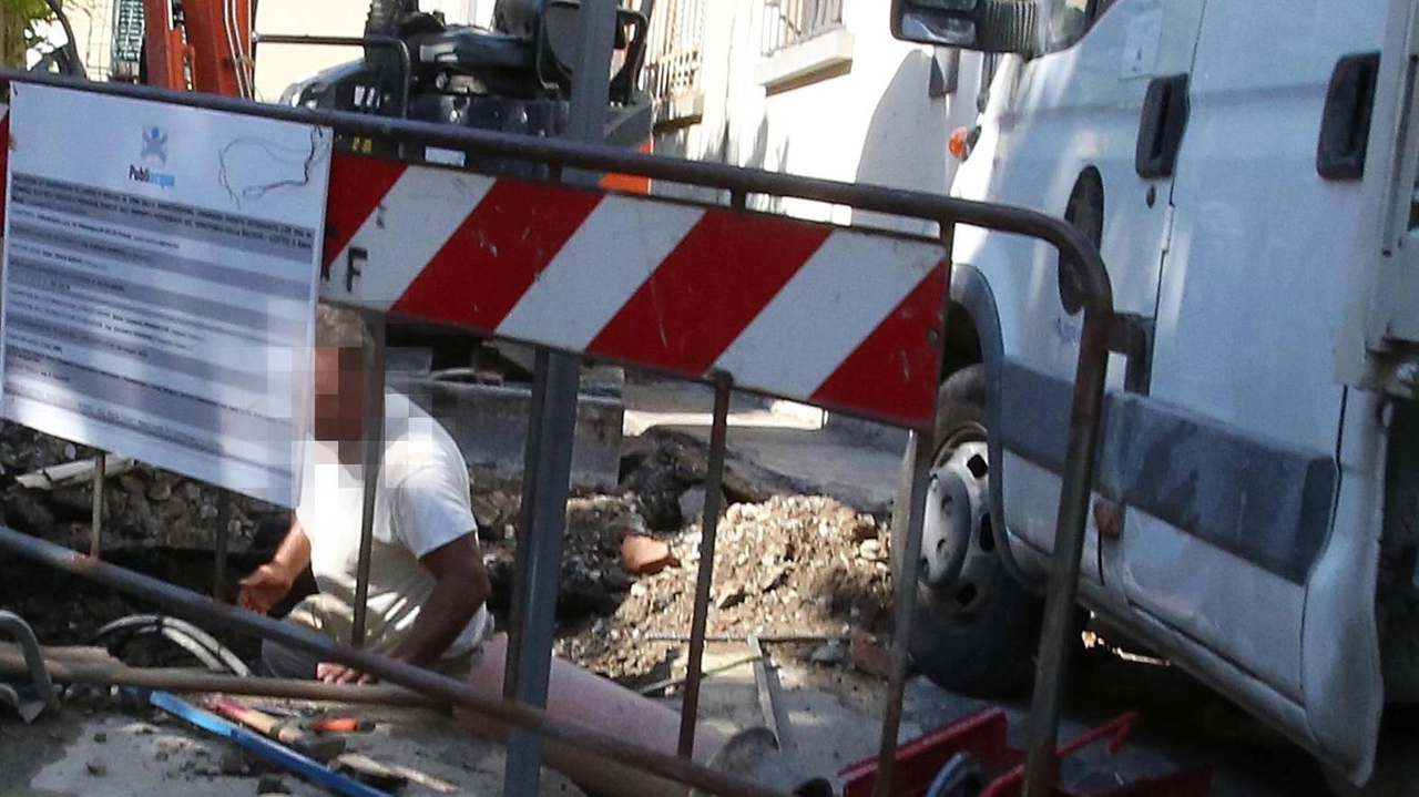 I lavori stradali in via San Bernardino a Legnano proseguono oltre la scadenza per sostituire le vecchie tubazioni del gas, causando disagi alla viabilità. Altri interventi pubblici in corso nel territorio. I lavori stradali in via San Bernardino a Legnano proseguono oltre la scadenza per sostituire le vecchie tubazioni del gas, causando disagi alla viabilità. Altri interventi pubblici in corso nel territorio.