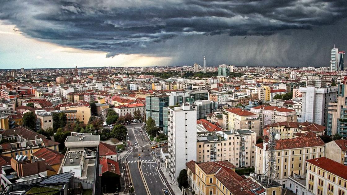 forti temporali a milano scatta l8217allerta gialla gli orari e le zone pi249 a rischio