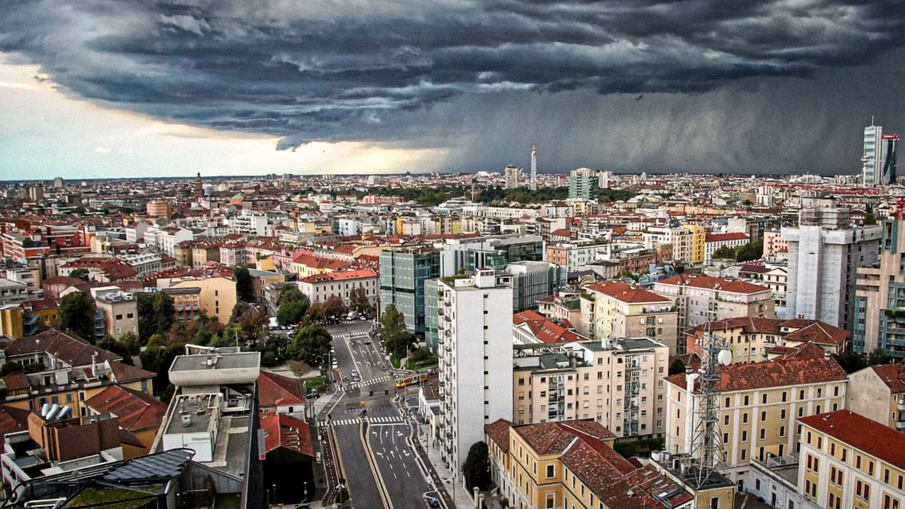 Forti temporali a Milano, scatta l’allerta meteo: gli orari e le zone più a rischio